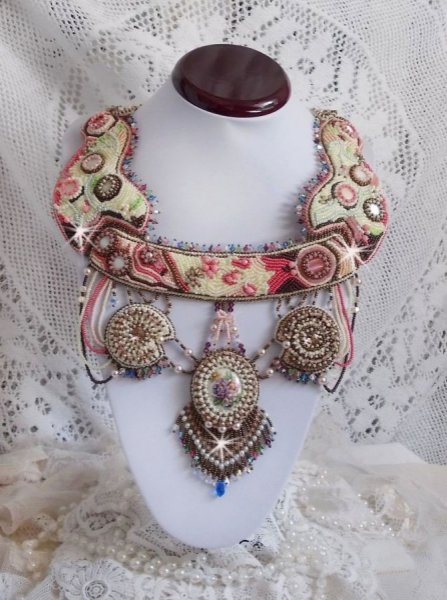 Collar Arc-En-Ciel Haute-Couture bordado con un cabuj&oacute;n de porcelana Limoge, cristales Swarovski y perlas. 