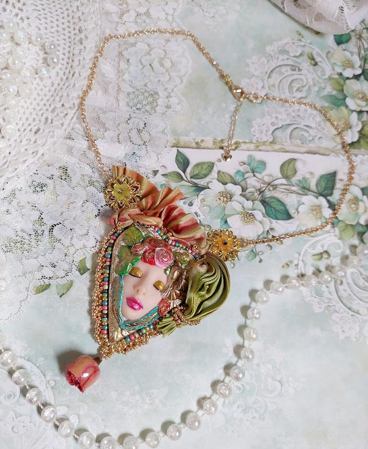 Collier La Belle au Bois Dormant cr&eacute;&eacute; avec cabochon c&oelig;ur p&acirc;te polym&egrave;re, ruban de soie, fleur r&eacute;sin&eacute;e, accessoires laiton