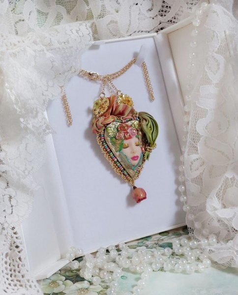 Collier La Belle au Bois Dormant cr&eacute;&eacute; avec cabochon c&oelig;ur p&acirc;te polym&egrave;re, ruban de soie, fleur r&eacute;sin&eacute;e, accessoires laiton