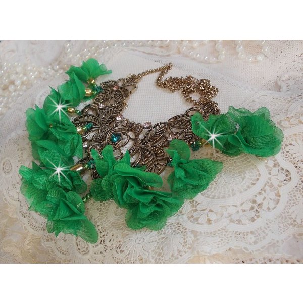 Collar Belle Emeraude con flores de tela, cristales de Swarovski y cuentas de rocalla