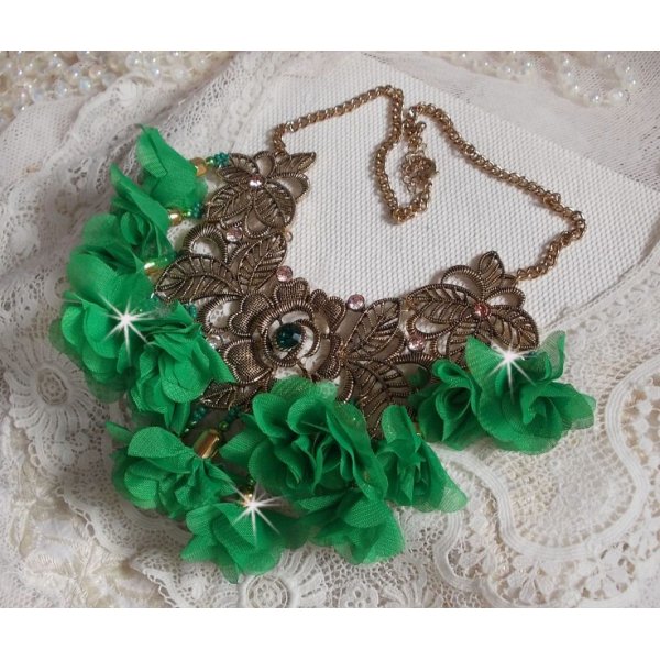 Collar Belle Emeraude con flores de tela, cristales de Swarovski y cuentas de rocalla