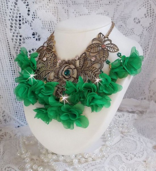 Collar Belle Emeraude con flores de tela, cristales de Swarovski y cuentas de rocalla
