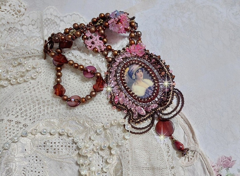 Collar Belle Romance Haute-Couture bordado con un retrato de mujer con sombrero y cabuj&oacute;n con cristales, perlas satinadas, perlas redondas doradas, cabujones de n&aacute;car y 