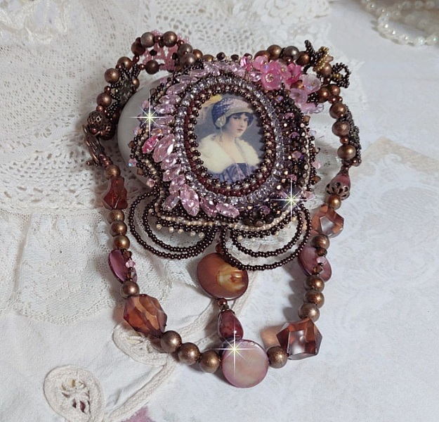 Collar Belle Romance Haute-Couture bordado con un retrato de mujer con sombrero y cabuj&oacute;n con cristales, perlas satinadas, perlas redondas doradas, cabujones de n&aacute;car y 