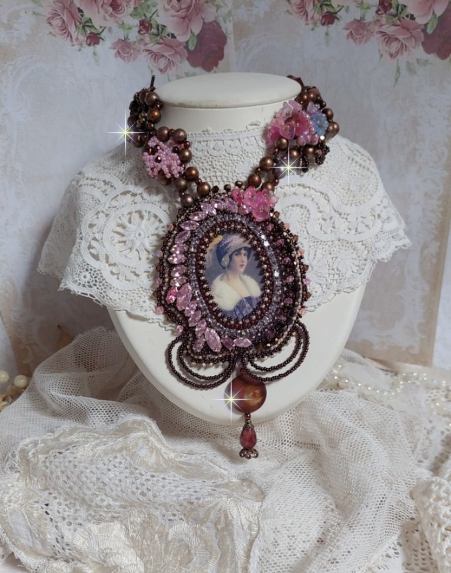 Collar Belle Romance Haute-Couture bordado con un retrato de mujer con sombrero y cabujón con cristales, perlas satinadas, perlas redondas doradas, cabujones de nácar y 