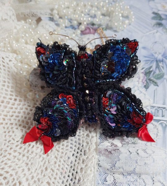 Collier Broche Butterfly Jet/Red brodé avec sequins, perles en verre, plasticine, rocailles et perles cristal Swarovski