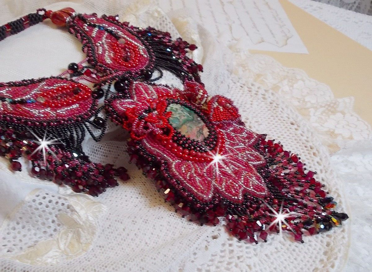 Collar cardenal bordado en rojo y negro con jaspe rojo, cuentas de ónice y cristales de Swarovski