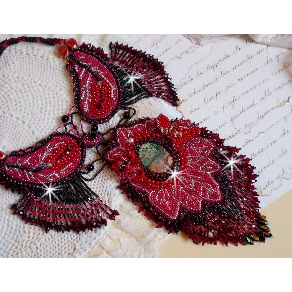 Collar cardenal bordado en rojo y negro con jaspe rojo, cuentas de &oacute;nice y cristales de Swarovski