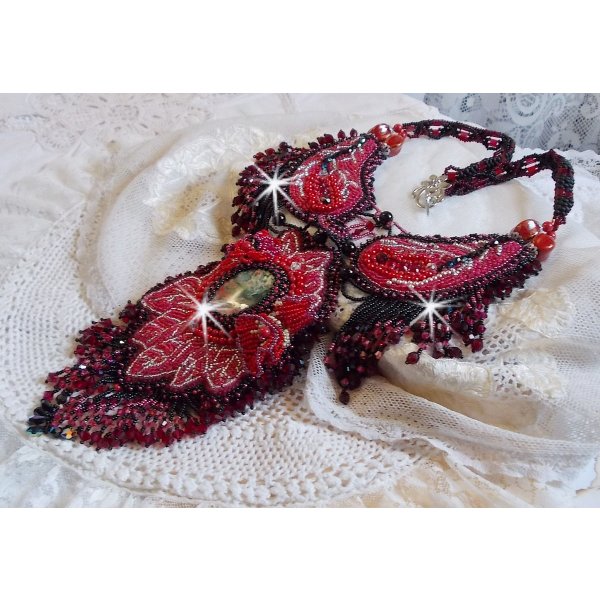 Collar cardenal bordado en rojo y negro con jaspe rojo, cuentas de &oacute;nice y cristales de Swarovski