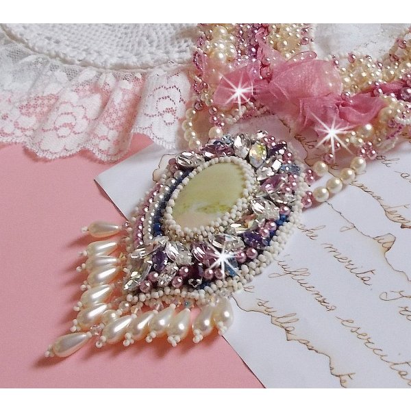 Collar babero D&eacute;tente bordado con cuentas de perlas en armon&iacute;a con otras cuentas de calidad