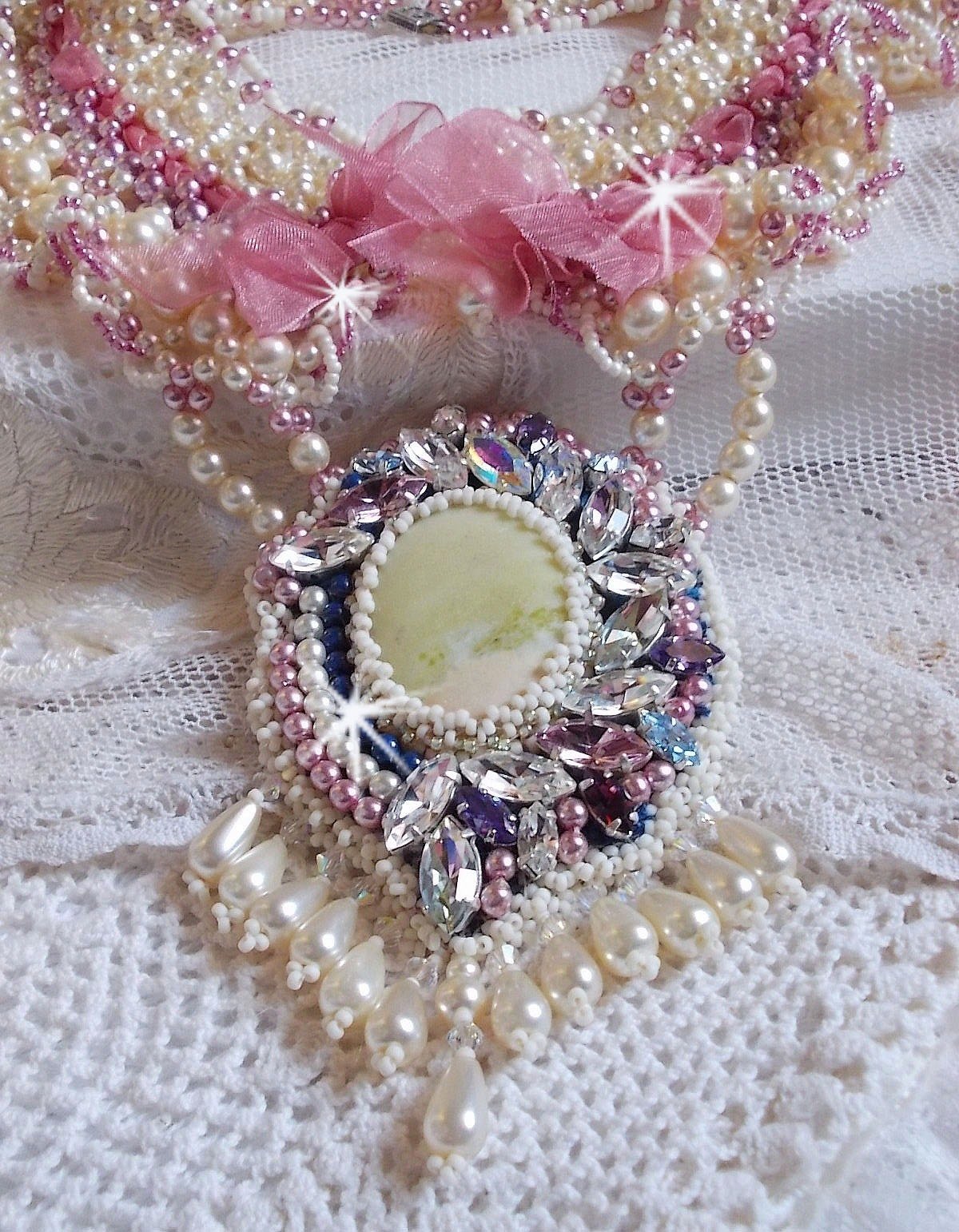 Collar babero D&eacute;tente bordado con cuentas de perlas en armon&iacute;a con otras cuentas de calidad