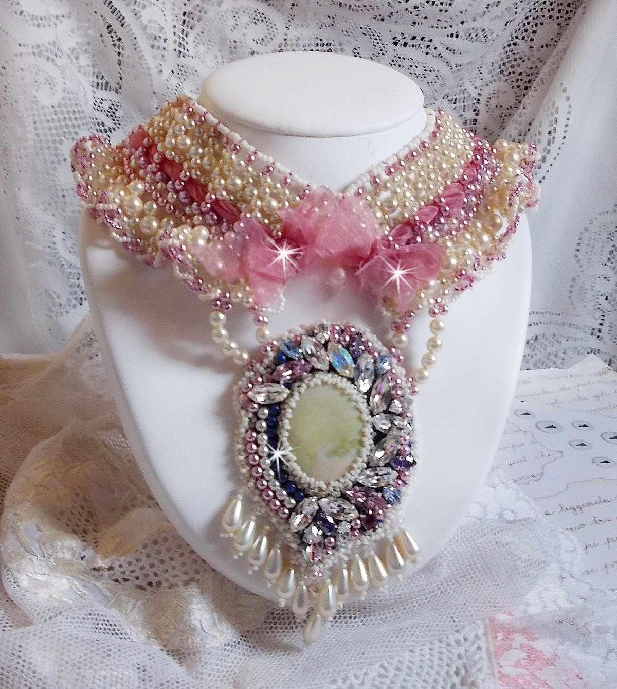 Collar babero D&eacute;tente bordado con cuentas de perlas en armon&iacute;a con otras cuentas de calidad