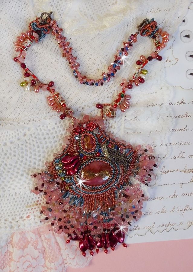 Collier Fleur de Chine brodé avec des perles de Swarovski, perles artisanales et autres