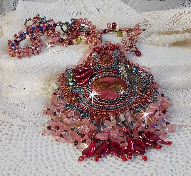 Collier Fleur de Chine brod&eacute; avec des perles de Swarovski, perles artisanales et autres