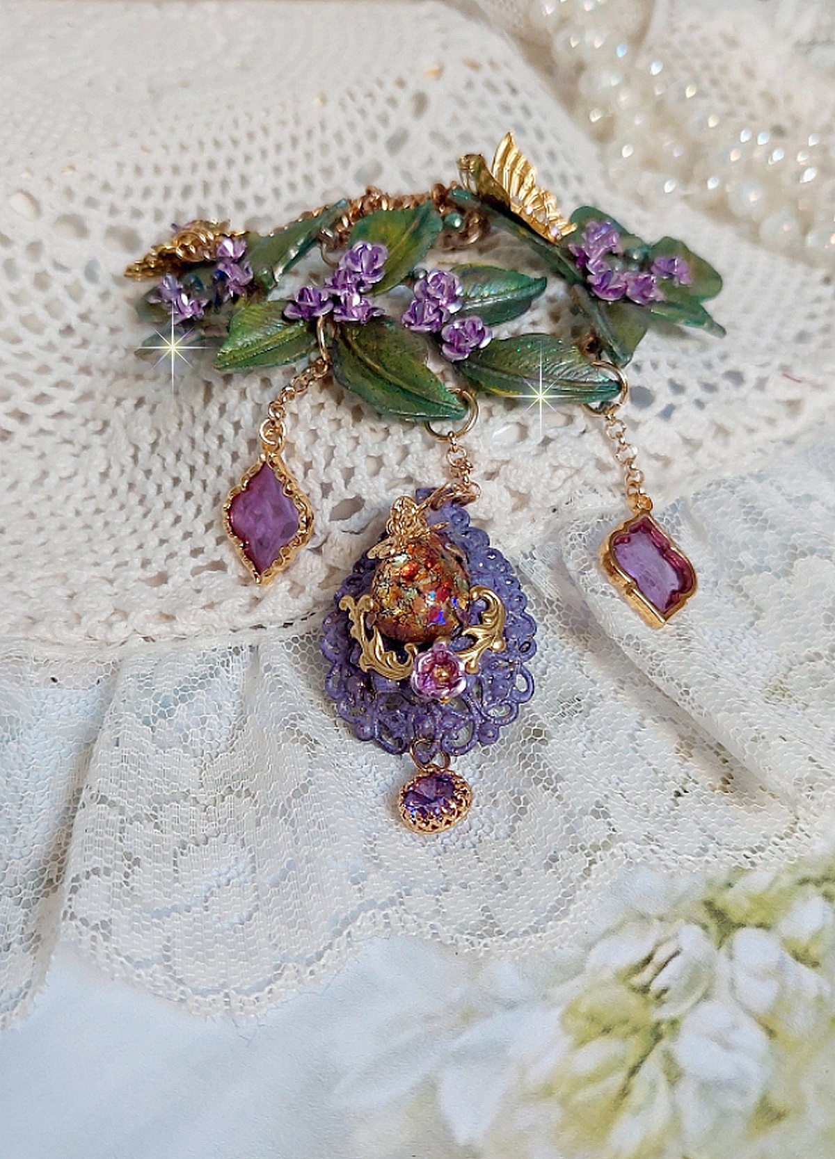 Collier Cam&eacute;lia Japonica mont&eacute; avec un motif feuilles aquarell&eacute;s &agrave; la main, paillettes, breloques papillons et abeille, roses m&eacute;tal, cabochon cristal, pendentifs &eacute;poxy aux couleurs d&rsquo;arc en ciel