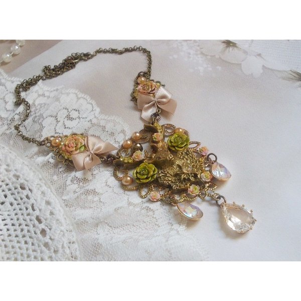 Collier Cerf Fleuri cr&eacute;e avec des cristaux de Swarovski, cabochons en r&eacute;sine, perles en verre, t&ecirc;te de cerf avec bois en m&eacute;tal, pendentif larme en zircon, n&oelig;uds en satin et accessoires en laiton 