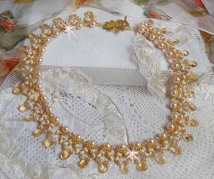 Collar Charmeuse Champagne con cristales Swarovski y gotas de cristal facetado