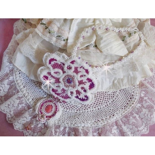 Collar babero Chlo&eacute; bordado con fino encaje de perlas, cristales Swarovski, cuentas de perlas y cuentas de semillas Miyuki