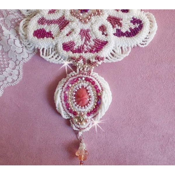Collar babero Chlo&eacute; bordado con fino encaje de perlas, cristales Swarovski, cuentas de perlas y cuentas de semillas Miyuki