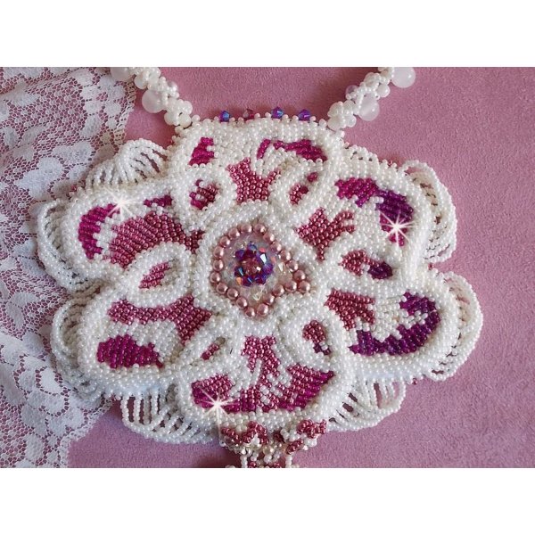 Collar babero Chlo&eacute; bordado con fino encaje de perlas, cristales Swarovski, cuentas de perlas y cuentas de semillas Miyuki