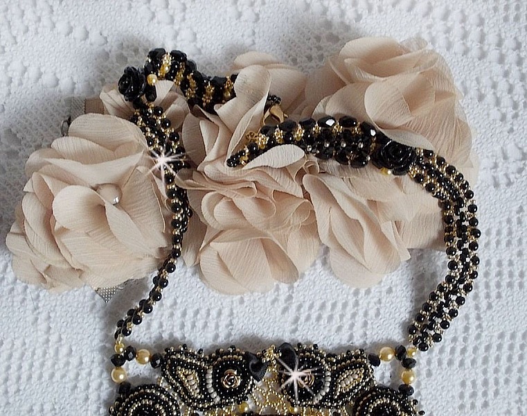 Collar Cleopatra bordado con &oacute;nice negro, perlas y rocallas 