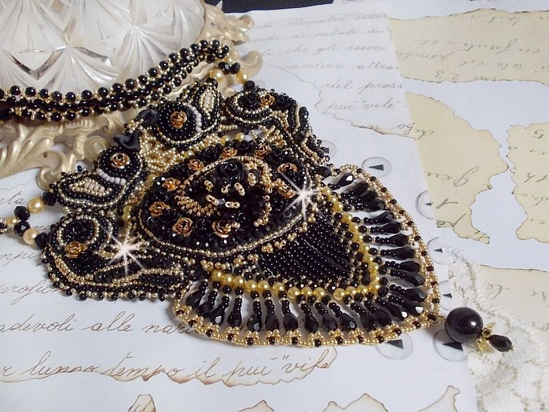 Collar Cleopatra bordado con &oacute;nice negro, perlas y rocallas 