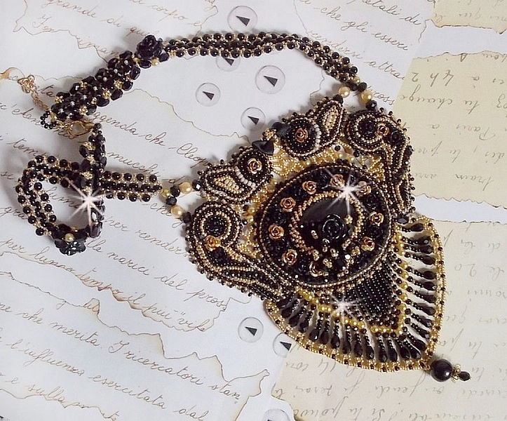 Collar Cleopatra bordado con &oacute;nice negro, perlas y rocallas 