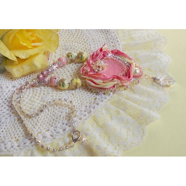 Collar Tender Heart bordado con cinta de seda rosa y amarilla, cuentas de cer&aacute;mica, cristales de Swarovski y cuentas de semillas