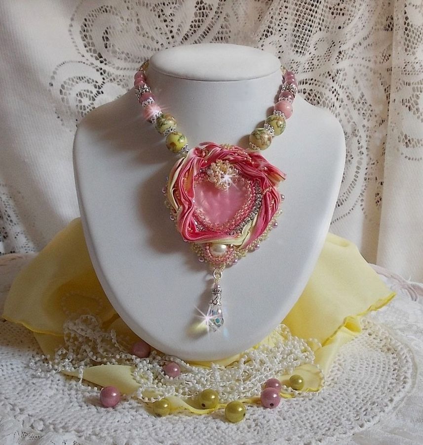 Collar Tender Heart bordado con cinta de seda rosa y amarilla, cuentas de cerámica, cristales de Swarovski y cuentas de semillas