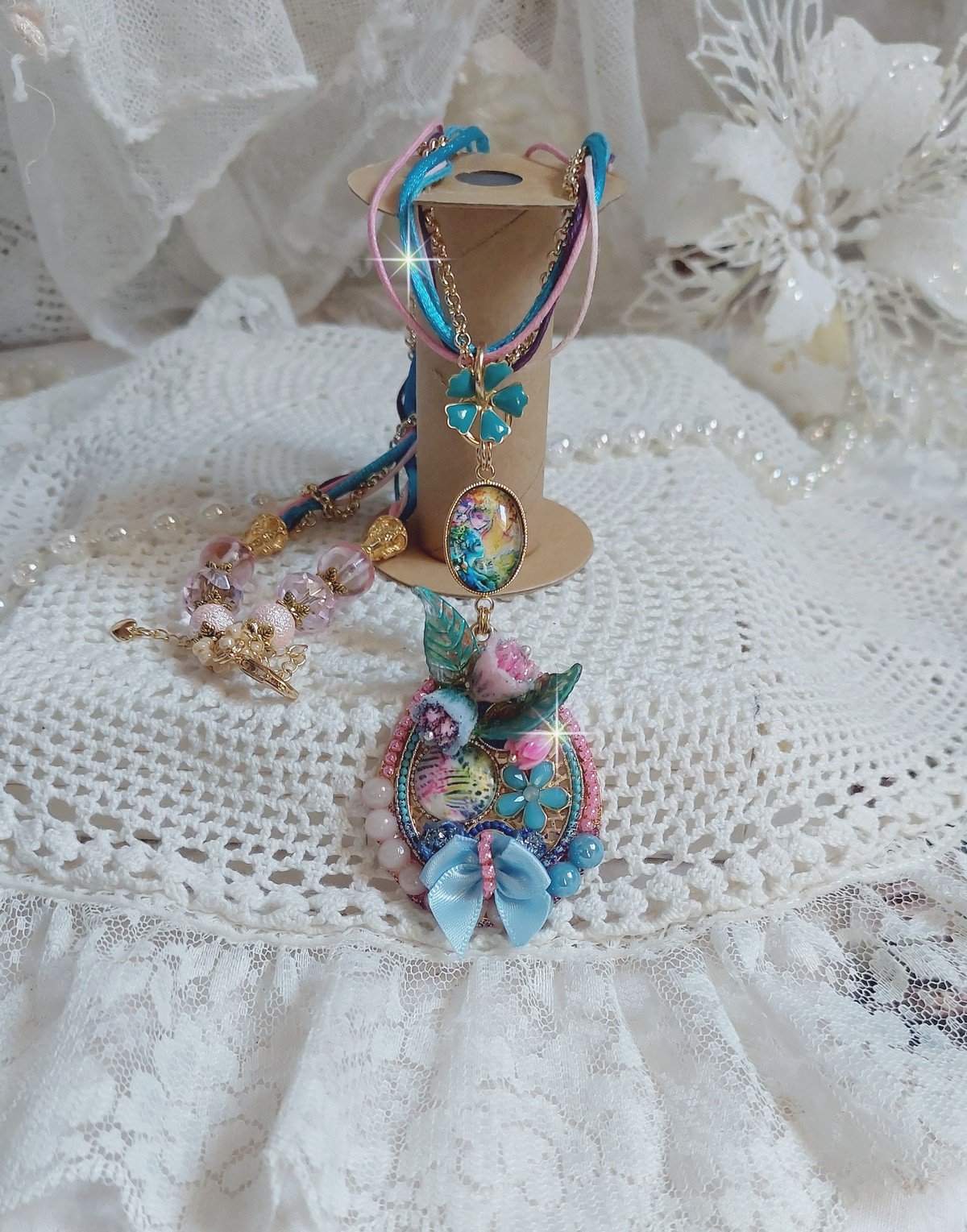  Collier Coquette cr&eacute;&eacute; avec deux estampes &agrave; laquelle s&rsquo;ajoute des fleurs en velours floqu&eacute;, perles aplaties Cristal, fleurs : Epoxy, Porcelaine, R&eacute;sine, cabochon loupe, rubans et cha&icirc;ne plaqu&eacute; Or