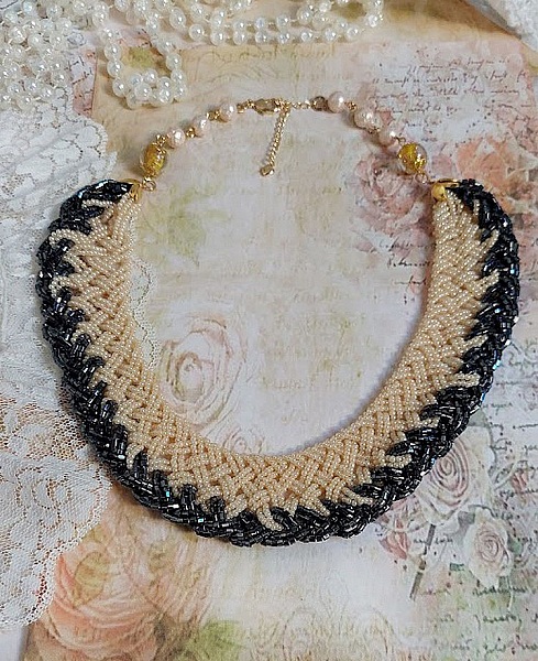 Collier C&eacute;lestine cr&eacute;&eacute; avec rocailles en verre, perles Murano, coquilles, fermoir et cha&icirc;nette en plaqu&eacute; or