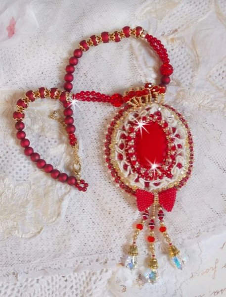 Colgante barroco Nous Deux Haute-Couture bordado con perlas semipreciosas y cristal de Swarovski 