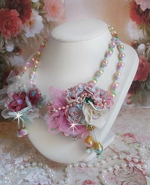 Collar Douceur Poudr&eacute;e Haute-Couture creado con encaje, cristales Swarovski, Jade, perlas, accesorios chapados en Oro Flash sobre lat&oacute;n de 24 quilates y rocailles.