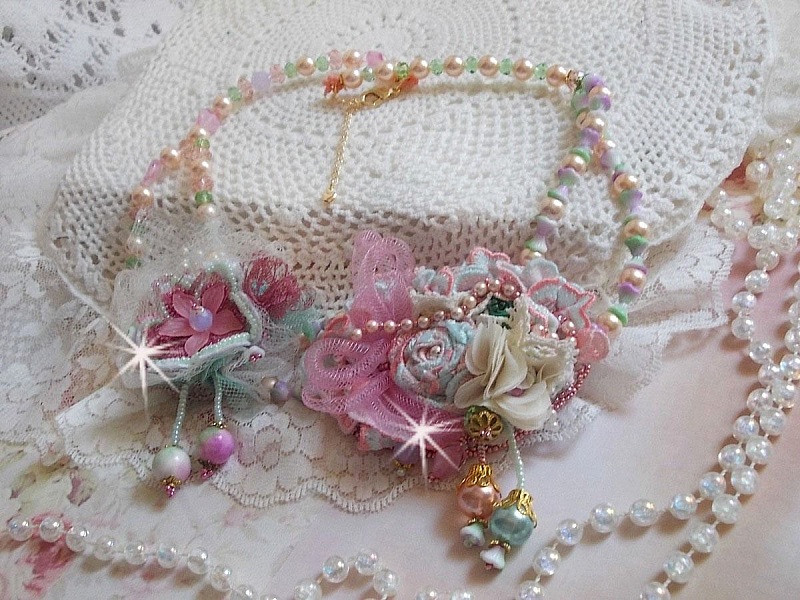 Collar Douceur Poudr&eacute;e Haute-Couture creado con encaje, cristales Swarovski, Jade, perlas, accesorios chapados en Oro Flash sobre lat&oacute;n de 24 quilates y rocailles.