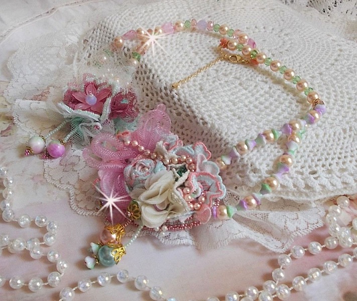 Collar Douceur Poudr&eacute;e Haute-Couture creado con encaje, cristales Swarovski, Jade, perlas, accesorios chapados en Oro Flash sobre lat&oacute;n de 24 quilates y rocailles.