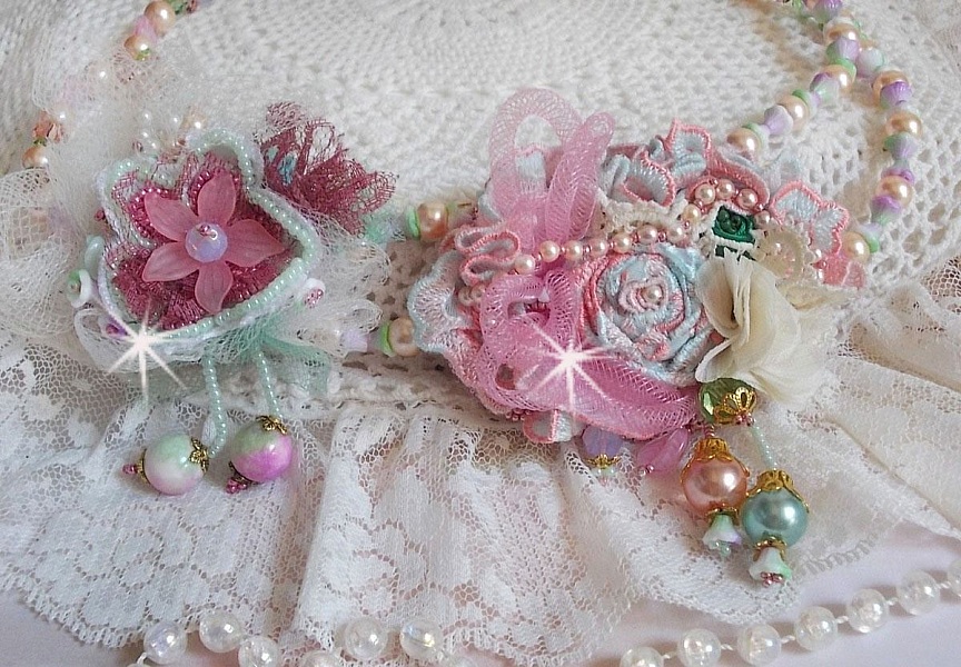 Collar Douceur Poudr&eacute;e Haute-Couture creado con encaje, cristales Swarovski, Jade, perlas, accesorios chapados en Oro Flash sobre lat&oacute;n de 24 quilates y rocailles.