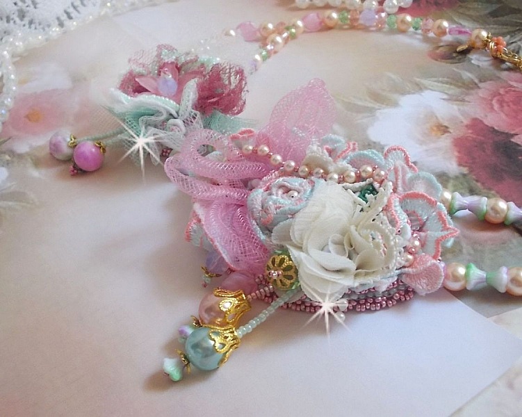 Collar Douceur Poudr&eacute;e Haute-Couture creado con encaje, cristales Swarovski, Jade, perlas, accesorios chapados en Oro Flash sobre lat&oacute;n de 24 quilates y rocailles.