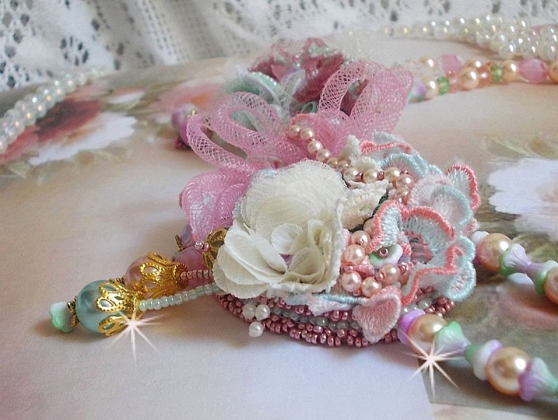 Collar Douceur Poudr&eacute;e Haute-Couture creado con encaje, cristales Swarovski, Jade, perlas, accesorios chapados en Oro Flash sobre lat&oacute;n de 24 quilates y rocailles.