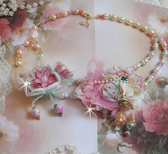Collar Douceur Poudr&eacute;e Haute-Couture creado con encaje, cristales Swarovski, Jade, perlas, accesorios chapados en Oro Flash sobre lat&oacute;n de 24 quilates y rocailles.