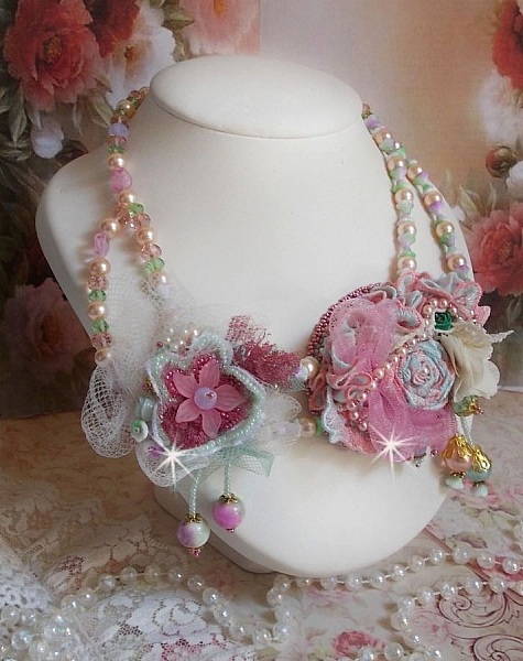 Collar Douceur Poudr&eacute;e Haute-Couture creado con encaje, cristales Swarovski, Jade, perlas, accesorios chapados en Oro Flash sobre lat&oacute;n de 24 quilates y rocailles.