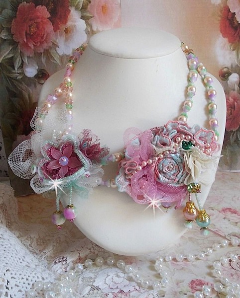 Collar Douceur Poudr&eacute;e Haute-Couture creado con encaje, cristales Swarovski, Jade, perlas, accesorios chapados en Oro Flash sobre lat&oacute;n de 24 quilates y rocailles.