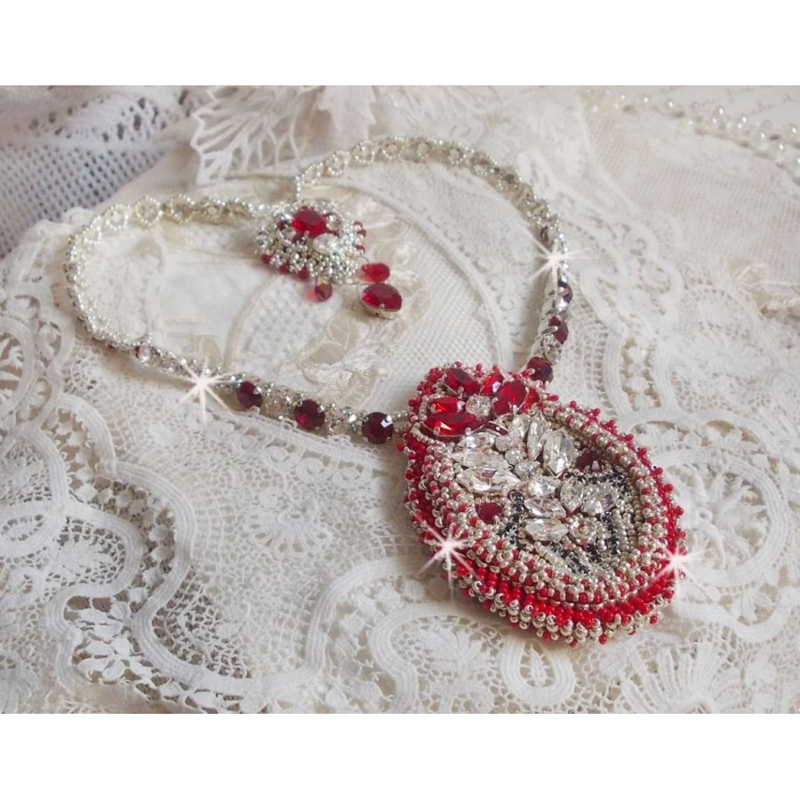 Collar Drigon Red bordado con cristales rojos de Swarovski, bolas de plata, strass, cierres y cadenas de plata 925/1000