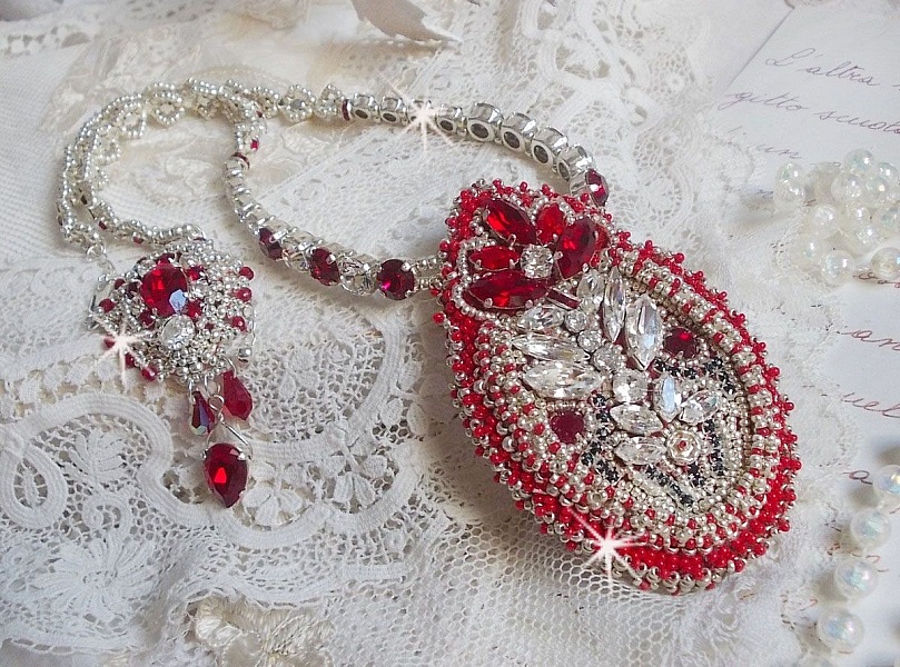 Collar Drigon Red bordado con cristales rojos de Swarovski, bolas de plata, strass, cierres y cadenas de plata 925/1000
