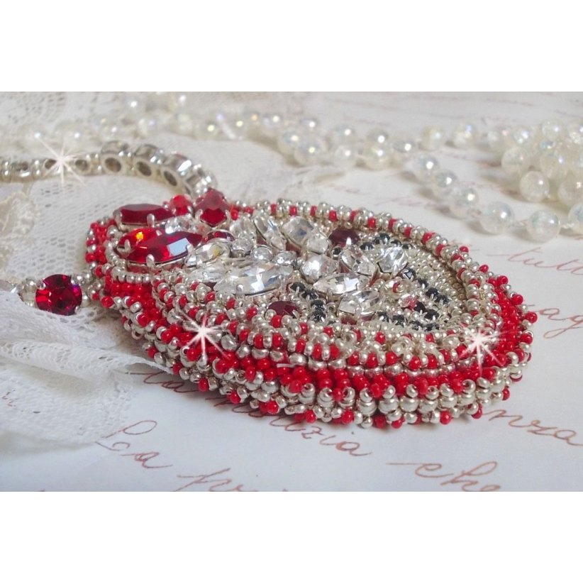 Collar Drigon Red bordado con cristales rojos de Swarovski, bolas de plata, strass, cierres y cadenas de plata 925/1000