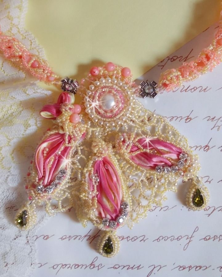 Collar Les Délices de l'Eté bordado con una cinta de seda amarilla y rosa, cuentas de semillas y cristales de Swarovski