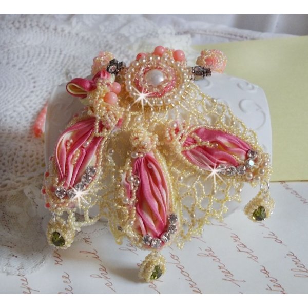 Collar Les D&eacute;lices de l'Et&eacute; bordado con una cinta de seda amarilla y rosa, cuentas de semillas y cristales de Swarovski