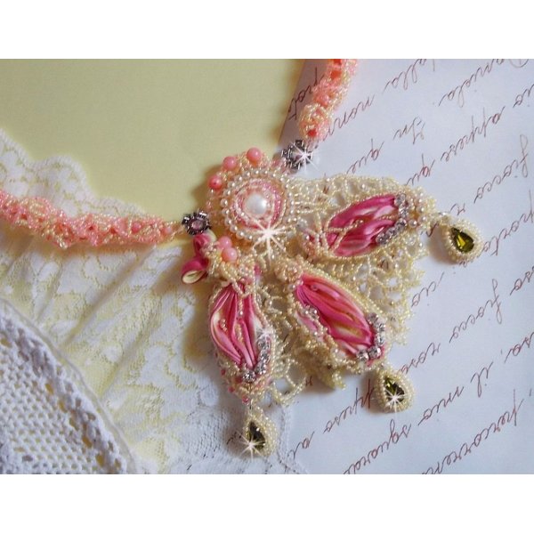 Collar Les D&eacute;lices de l'Et&eacute; bordado con una cinta de seda amarilla y rosa, cuentas de semillas y cristales de Swarovski