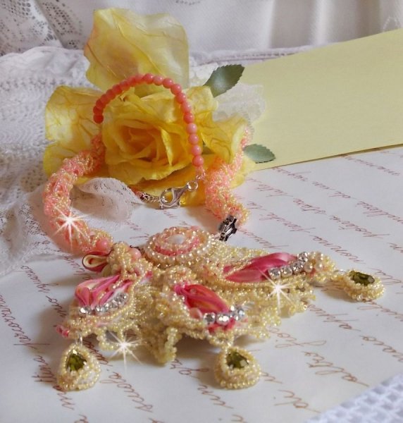 Collar Les D&eacute;lices de l'Et&eacute; bordado con una cinta de seda amarilla y rosa, cuentas de semillas y cristales de Swarovski
