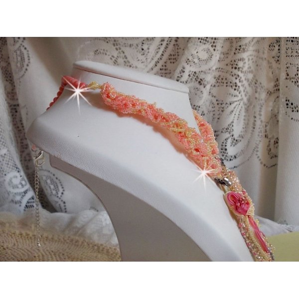 Collar Les D&eacute;lices de l'Et&eacute; bordado con una cinta de seda amarilla y rosa, cuentas de semillas y cristales de Swarovski