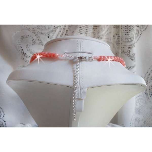 Collar Les D&eacute;lices de l'Et&eacute; bordado con una cinta de seda amarilla y rosa, cuentas de semillas y cristales de Swarovski